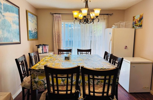 Surrey House | Cozy 3BR Villa · Big garden rose· photos for festival ,Near Beach, breakfast
