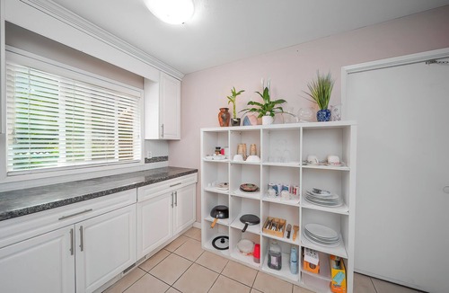 Surrey House | Cozy 3BR Villa · Big garden rose· photos for festival ,Near Beach, breakfast