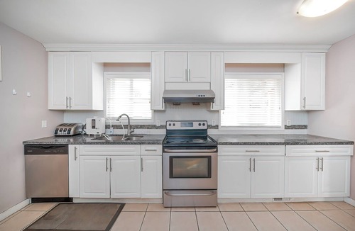 Surrey House | Cozy 3BR Villa · Big garden rose· photos for festival ,Near Beach, breakfast