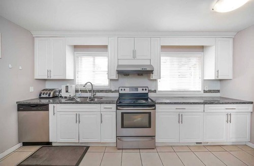 Surrey Cabin | Cozy 3BR Villa Garden View Beach