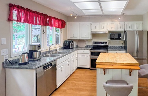 Mission House | Cozy 4BR Stay near Heritage Park Mission