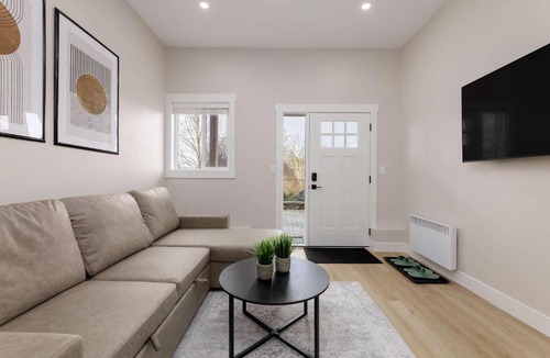 Upper Ten Oaks Apartment | Cozy Abbotsford Basement Suite