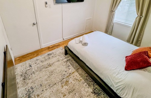 Longueuil Apartment | Cozy and Contemporary Getaway + Free Parking