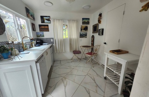 East Side House | Cozy Artistic Garden View Suite at Vancouver's Only Lake - and only 7 mins to dt