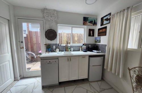 East Side House | Cozy Artistic Garden View Suite at Vancouver's Only Lake - and only 7 mins to dt