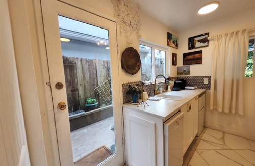 East Side House | Cozy Artistic Garden View Suite at Vancouver's Only Lake - and only 7 mins to dt