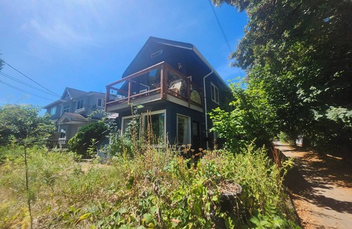 East Side House | Cozy Artistic Garden View Suite at Vancouver's Only Lake - and only 7 mins to dt