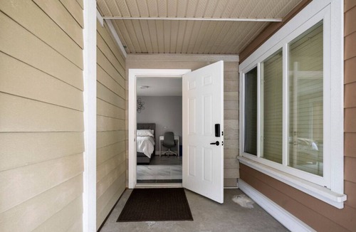 Saanich West House | Cozy Bachelor Suite with Full Kitchen/Free Parking