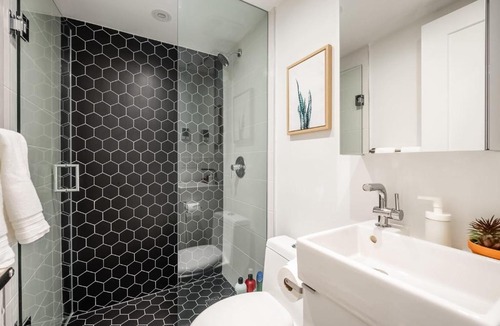 High Park-Swansea Hotel | Cozy Basement Stay Near High Park & Subway - Westend Suites
