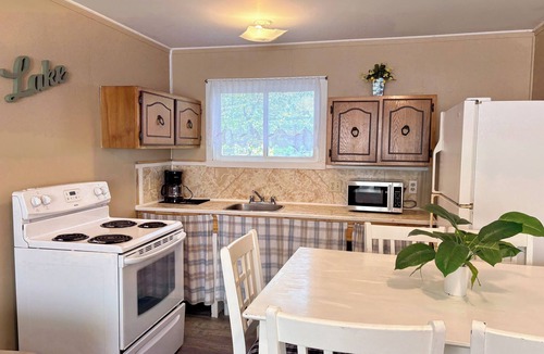 Wasaga Beach Cottage | Cozy Beach Cottage 5-Min Walk to Beach Free Parking Free WiFi
