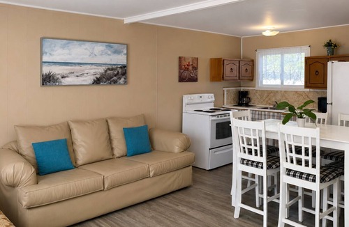 Wasaga Beach Cottage | Cozy Beach Cottage 5-Min Walk to Beach Free Parking Free WiFi