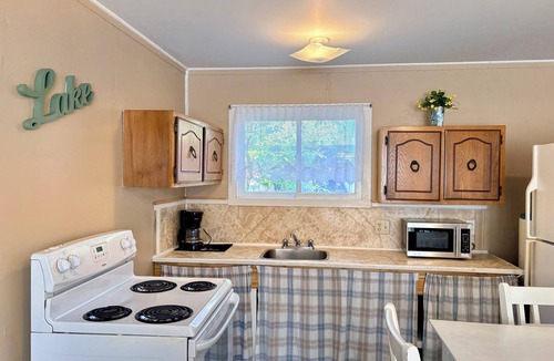 Wasaga Beach Cottage | Cozy Beach Cottage 5-Min Walk to Beach Free Parking Free WiFi