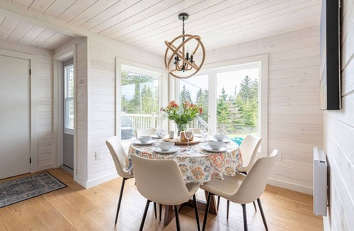 Queens House | Cozy Beach Cottage on the Atlantic.
