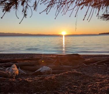 Sooke House | Cozy Beachfront Cabin at Woodside Farm