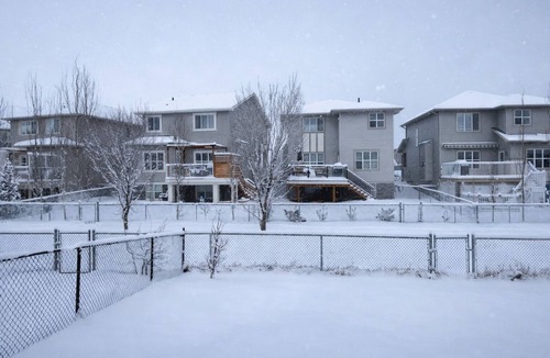 Airdrie House | Cozy & Bright Private Suite Near YYC Free Parking