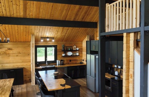 Calgary Cabin | Cozy Cabin - 15 mins from Calgary