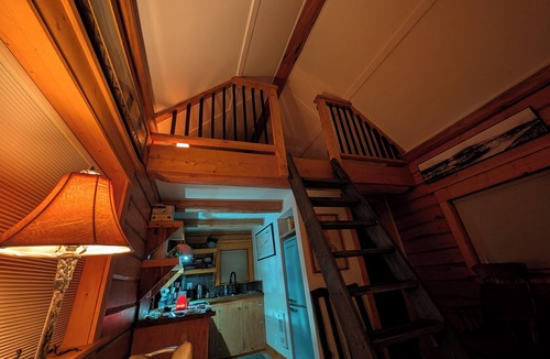 Whitehorse Cabin | Cozy Cabin at Three Sisters Farm