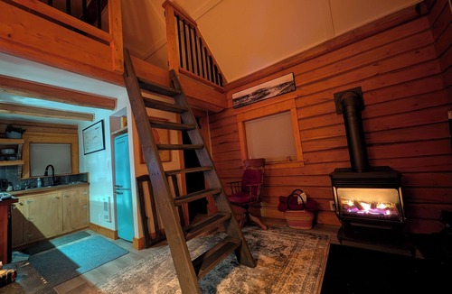 Whitehorse Cabin | Cozy Cabin at Three Sisters Farm