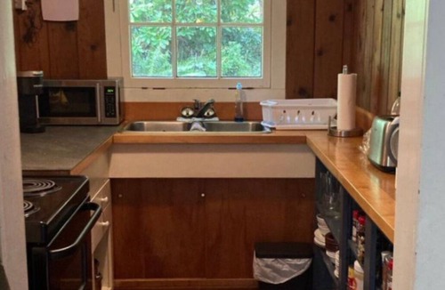 Roberts Creek Cabin | Cozy Cabin by a Creek. Pet friendly!