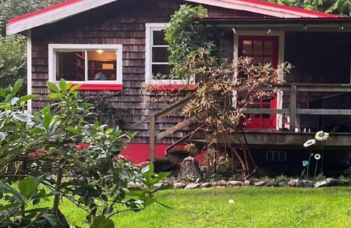 Roberts Creek Cabin | Cozy Cabin by a Creek. Pet friendly!