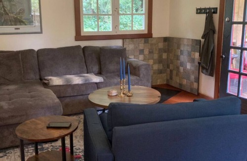 Roberts Creek Cabin | Cozy Cabin by a Creek. Pet friendly!