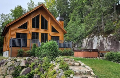 Chertsey Ski Chalet | Cozy Chalet with Spa Le Havre R&R