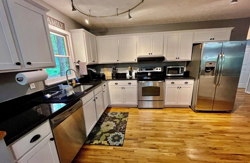 Clarkesville House | Cozy, clean, spacious in town cottage