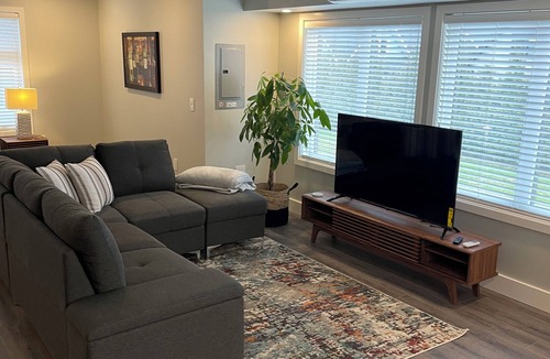 Langley House | Cozy Coach private and quiet Langley Township with WiFi, AC