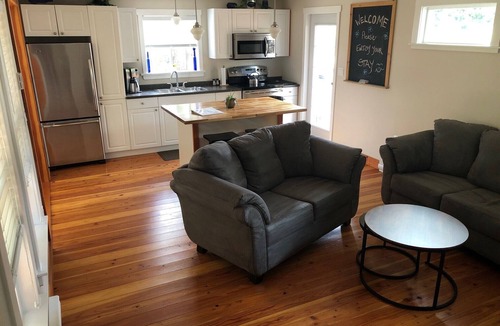 Shawnigan Lake Cottage | Cozy Cobble Hill cottage-one bedroom detached private suite.
