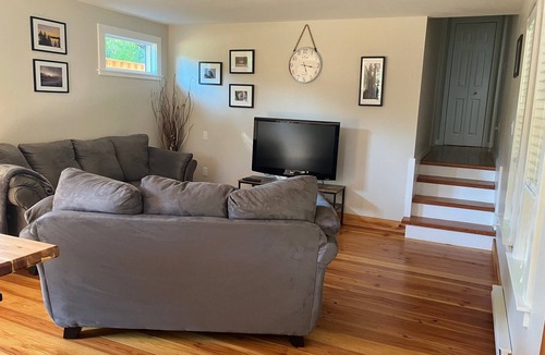 Shawnigan Lake Cottage | Cozy Cobble Hill cottage-one bedroom detached private suite.