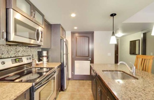 Copperstone Resort Condo | Cozy Condo With Hot Tub+Gym & Underground Parking