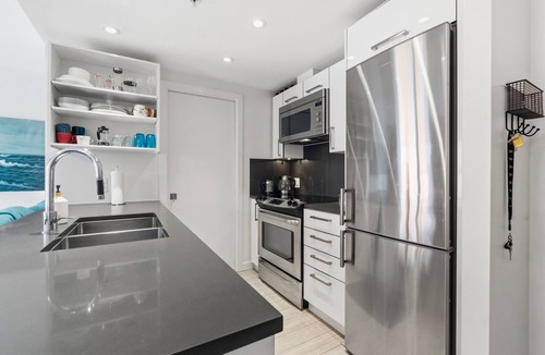 Downtown Eastside Condo | Cozy condo with excellent views, 5 mins to arena