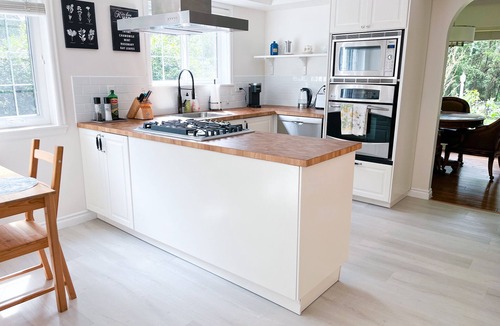 Surrey House | Cozy Cottage close to White Rock