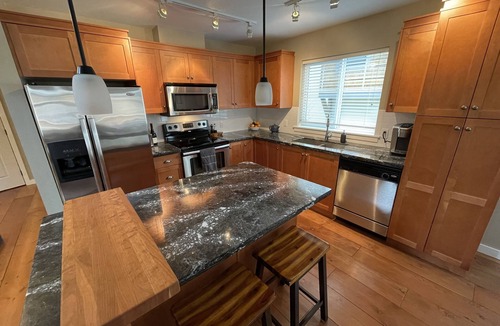 Lindell Beach Cottage | Cozy cottage with private hot tub!
