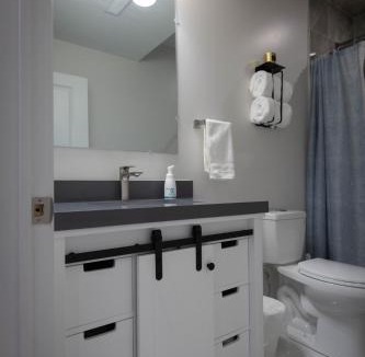Innisfil House | Cozy Cove Retreat, Private Suite with Separate Entrance Near Friday Harbour, Barrie & Lake Simcoe