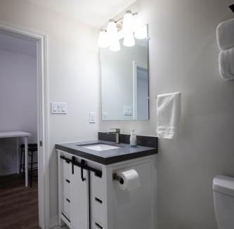Innisfil House | Cozy Cove Retreat, Private Suite with Separate Entrance Near Friday Harbour, Barrie & Lake Simcoe