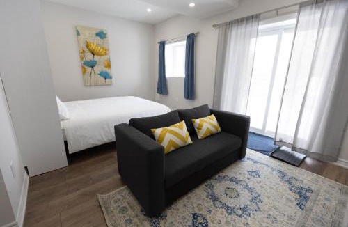 Innisfil House | Cozy Cove Retreat, Private Suite with Separate Entrance Near Friday Harbour, Barrie & Lake Simcoe