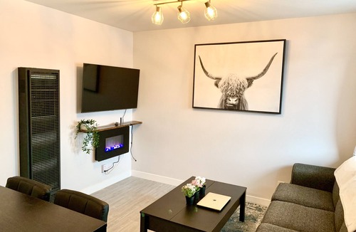 Golden Hotel | Cozy Downtown Suite - Walking Distance to Restaurants & shops - Quiet Area
