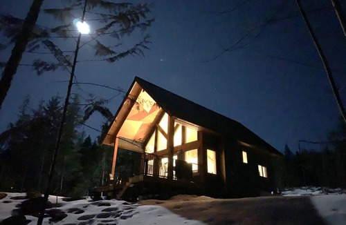 Sorrento Ski Chalet | Cozy Driftwood Chalet with Lake and Mountain views, perfect for Couples!