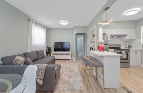 Old East York House | Cozy East York Bungalow 15 minutes from Downtown