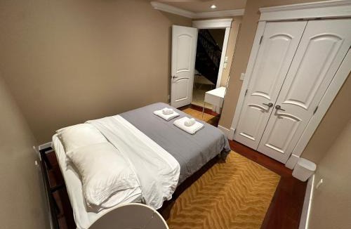 South Cambie House | Cozy & Equipped Room Right Next to Mall & Skytrain
