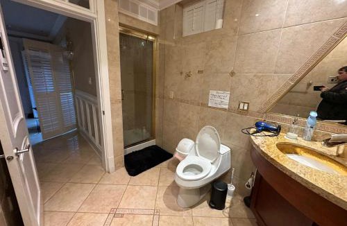 South Cambie House | Cozy & Equipped Room Right Next to Mall & Skytrain