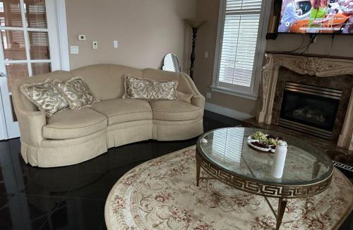 South Cambie House | Cozy & Equipped Room Right Next to Mall & Skytrain