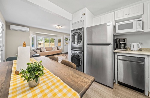 Innisfil Cottage | 🏡 Cozy Family Cottage Retreat | Beach BBQ Fire Pit | Sleeps 5