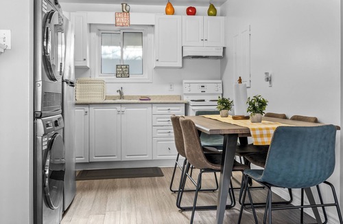 Innisfil Cottage | 🏡 Cozy Family Cottage Retreat | Beach BBQ Fire Pit | Sleeps 5