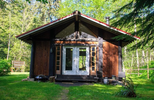Strathcona Cabin | Cozy Forest Cabin in the Beautiful Sayward Valley