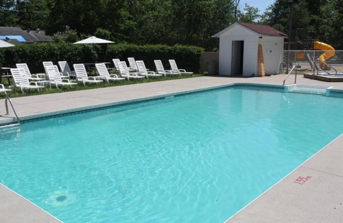 Wasaga Beach Ski Chalet | Cozy Four-Bedroom Cottage - 25 min to Blue Mountain, 3 min Walk to Beach