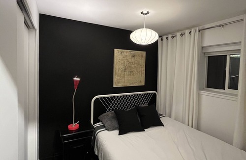 Chinatown Condo | Cozy Gastown Gem