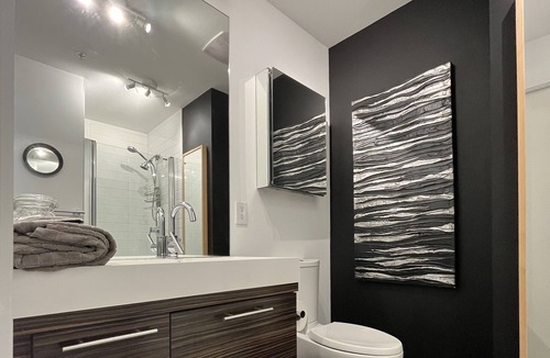 Chinatown Condo | Cozy Gastown Gem