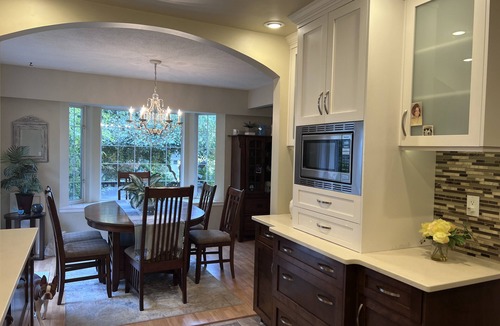 Saanich West House | Cozy Gem: Heart of Victoria